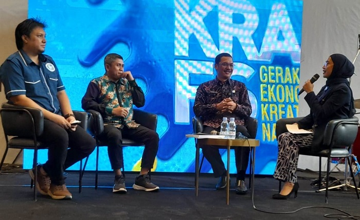 Foto dari kiri ke kanan : Aji Mirza Hakim-Ketua DPW Gekrafs Kaltim, Firiansyah-Plt. Kepala Balitbangda Kaltim, M. Faisal-Kadis Kominfo Kaltim dan Idaw NS Host acara talk show Gekrafs Corner "Bangkit Ekrafs Indonesia"