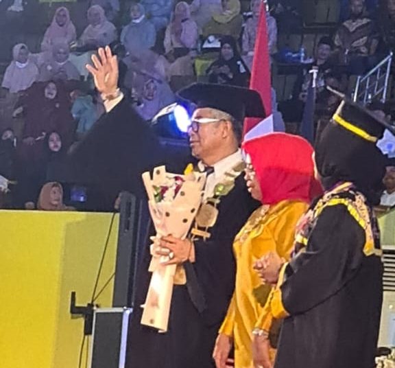 Rektor Unmul Prof Masjaya dan istri memberi salam perpisahan kepada mahasiswa