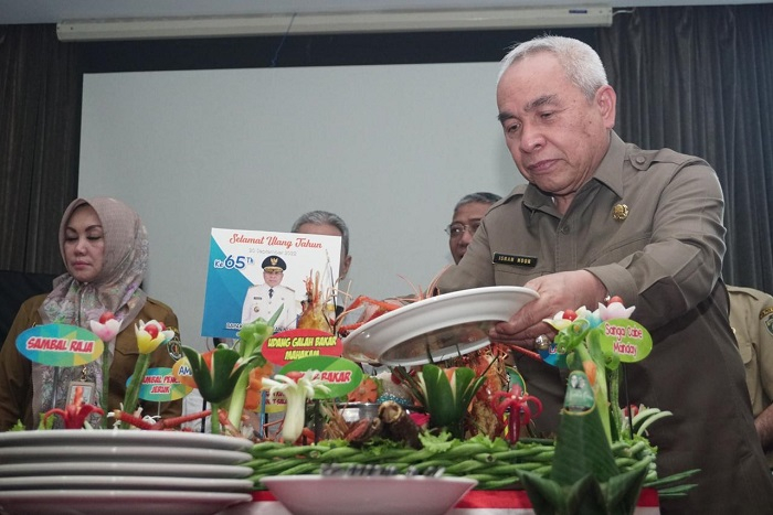 Gubernur Isran memotong tumpeng HUT ke-65 di Kantor Gubernur