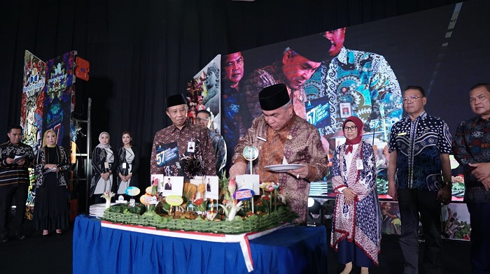 Gubernur Isran Noor didampingi Dirut Bankaltimtara M Yamin memotong tumpeng HUT ke-57 Bankaltimtara, Jumat (14/10/22)