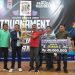 Agus Tianur - Kadispora Kaltim menyerahkan Piala Gubernur Kaltim kepada Tim Apical KRN Balikpapan dengan 104,88 VPs sebagai juara pertama Beregu