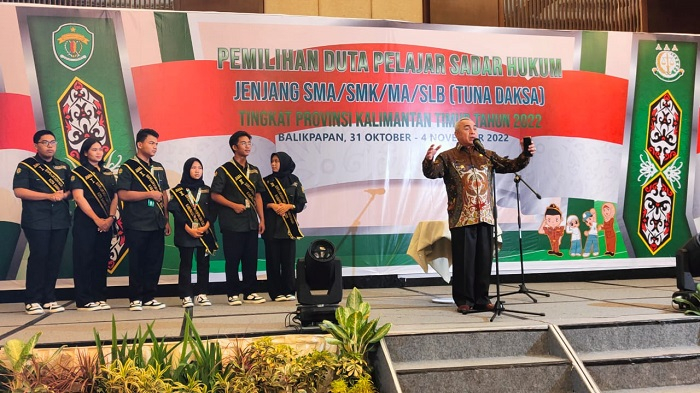Finalis Grand Final Duta Pelajar Sadar Hukum Tingkat Provinsi Kaltim bersama Gubenur Isran Noor di ballroom Hotell Novotel Balikpapan (2/11/2022)