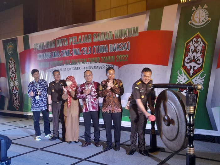 Asisten Intelijen Kejaksaan Tinggi Kaltim I Ketut Kasna Dedi didampingi Kadis Dikbud Kaltim Muhammad Kurniawan saat membuka Pemilihan Duta Pelajar Sadar Hukum Tahun 2022 di hotel Novotel Balikpapan