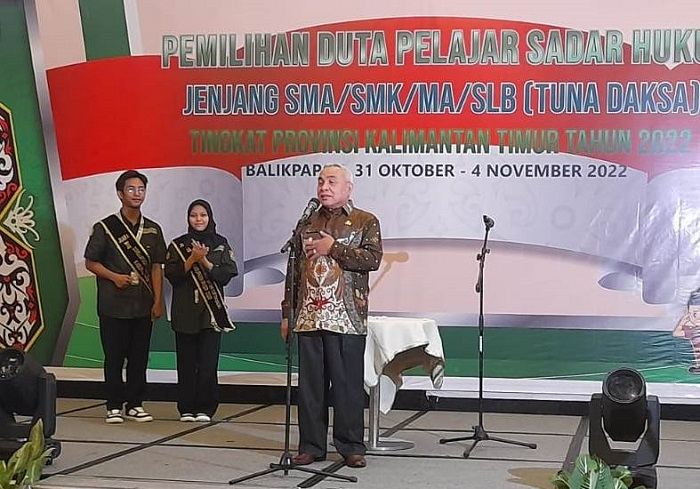 Gubernur Kaltim Isran Noor saat menyampaikan sambutan pada pemilihan duta pelajar sadar hukum tahun 2022 di hotel Novotel Balikpapan, (2/11/2022)