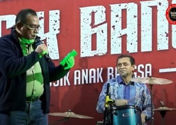 Duet Maut Wagub Kaltim Hadi Mulyadi yang memainkan drum bersama Kasubdit Pemberdayaan Masyarakat BNPT RI, Kolonel Czi Rahmad Suhendro saat acara Asik Bang tingkat Kaltim.
