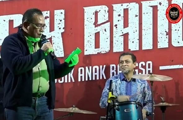 Duet Maut Wagub Kaltim Hadi Mulyadi yang memainkan drum bersama Kasubdit Pemberdayaan Masyarakat BNPT RI, Kolonel Czi Rahmad Suhendro saat acara Asik Bang tingkat Kaltim.