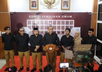 Ketua KPU Hasyim Asy’ari saat memimpin konferensi pers pasca selesainya Rapat Pleno Rekapitulasi Nasional Hasil Verifikasi dan Penentuan Partai Politik Calon Peserta Pemilu 2024, di Gedung KPU (foto : humas kpu)