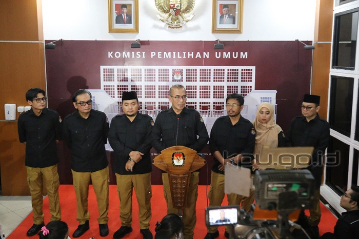 Ketua KPU Hasyim Asy’ari saat memimpin konferensi pers pasca selesainya Rapat Pleno Rekapitulasi Nasional Hasil Verifikasi dan Penentuan Partai Politik Calon Peserta Pemilu 2024, di Gedung KPU (foto : humas kpu)