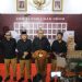 Ketua KPU Hasyim Asy’ari saat memimpin konferensi pers pasca selesainya Rapat Pleno Rekapitulasi Nasional Hasil Verifikasi dan Penentuan Partai Politik Calon Peserta Pemilu 2024, di Gedung KPU (foto : humas kpu)