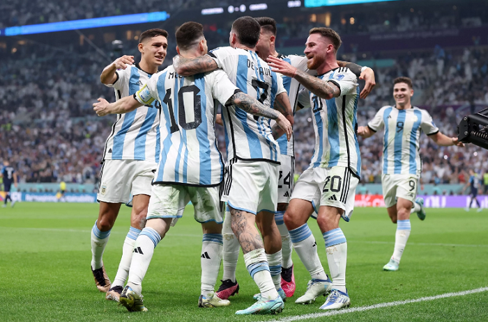 Timnas Argentina merayakan kemengan (FIFA.com)