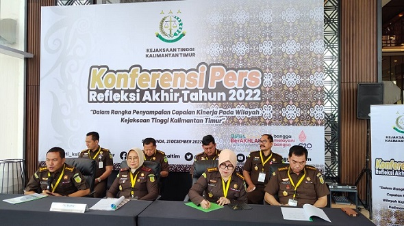 Konferensi Pers Refleksi Akhir Tahun 2022 Kejaksaan Tinggi Kaltim dipimpin Plt. Plt. Kepala Kejaksaan Tinggi Kaltim Amiek Mulandari, SH, MH didampingi para asisten, Rabu (21/12/2022)