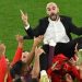 Para pemain Maroko mengusung sang pelatihnya Walid Reragui setelah menenggelamkan Spanyol. (Getty Images)