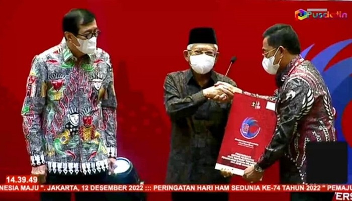 Penyerahan Piagam penghargaan oleh Wakil Presiden RI K.H. Ma’ruf Amin dan diterima Wakil Jaksa Agung Dr. Sunarta mewakili Jaksa Agung RI