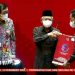 Penyerahan Piagam penghargaan oleh Wakil Presiden RI K.H. Ma’ruf Amin dan diterima Wakil Jaksa Agung Dr. Sunarta mewakili Jaksa Agung RI
