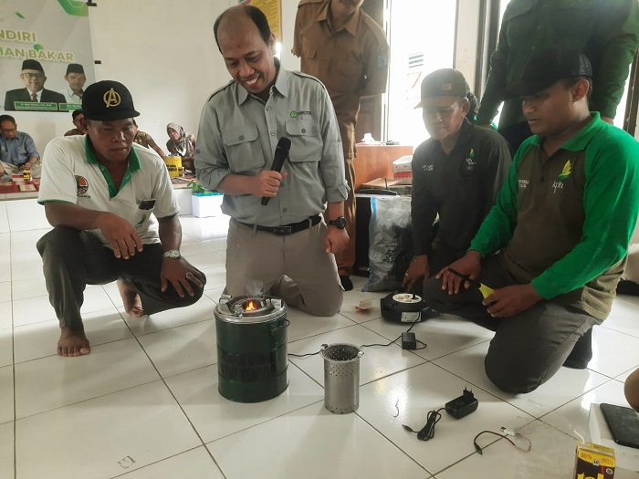 Praktek cara menggunakan kompor biomass oleh Dekan Kehutanan Unmul, Rudianto Amirta