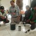 Praktek cara menggunakan kompor biomass oleh Dekan Kehutanan Unmul, Rudianto Amirta