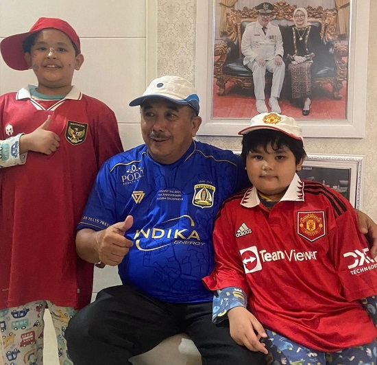 Saya dan kedua cucu saya Defa dan Dafin mengenakan jersey Timnas Indonesia, Persiba, dan MU