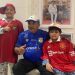 Saya dan kedua cucu saya Defa dan Dafin mengenakan jersey Timnas Indonesia, Persiba, dan MU