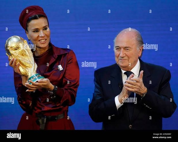 Bangsawan Qatar, Sheika Moza memegang trofi Piala Dunia 2022, yang diperebutkan di negerinya.(ist)