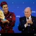 Bangsawan Qatar, Sheika Moza memegang trofi Piala Dunia 2022, yang diperebutkan di negerinya.(ist)