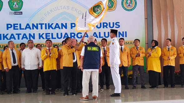 Gubernur Isran Noor selaku Ketua Umum Ika Unmul menyerahkan bendera pataka Ika Unmul kepada Rizal Effendi Ketua Ika FEB Unmul
