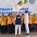 Gubernur Isran Noor selaku Ketua Umum Ika Unmul menyerahkan bendera pataka Ika Unmul kepada Rizal Effendi Ketua Ika FEB Unmul