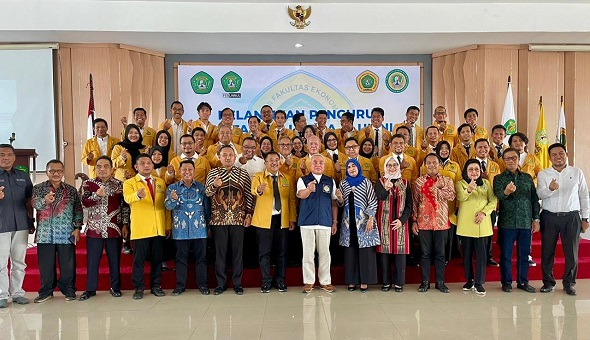 Isran bersama pengurus IKA FEB Unmul yang dilantik