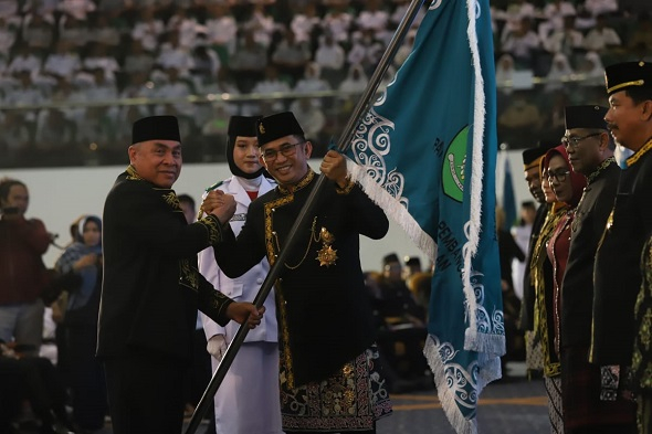 Walikota Balikpapan menerima panji-panji keberhasilan pembangunan terbanyak dengan 16 panji dari Gubernur Kaltim Isran Noor