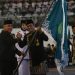 Walikota Balikpapan menerima panji-panji keberhasilan pembangunan terbanyak dengan 16 panji dari Gubernur Kaltim Isran Noor