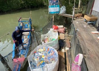 Botol plastik  di “TPS” Muara Margomulyo