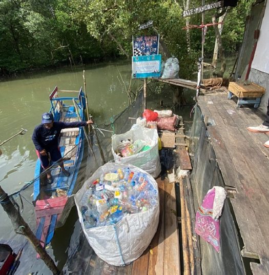 Botol plastik  di “TPS” Muara Margomulyo