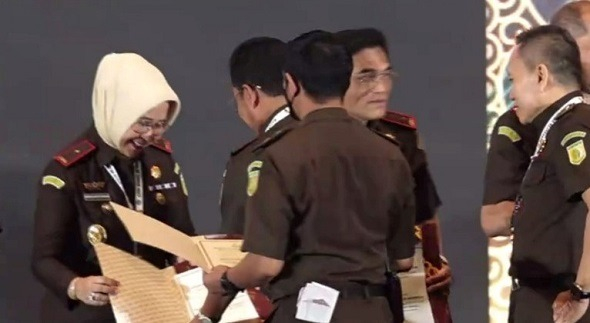 Plt. Kepala Kejaksaan Tinggi Kaltim Amiek Mulandari SH, MH saat menerima penghargaan dari Wakil Jaksa Agung Republik Indonesia Dr.Sunarta