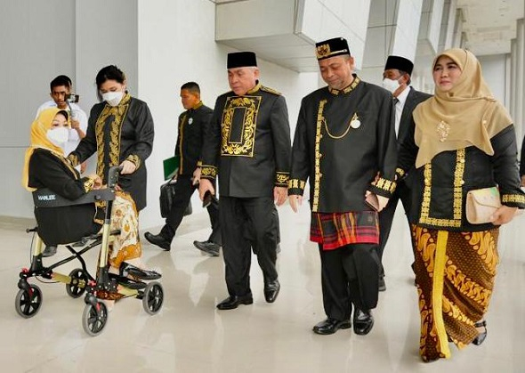 Ibu Hj Nor Baiti di atas kursi roda bersama Gubenur, Wagub dan Ibu Hadi Mulyadi saat HUT Kaltim Januari 2023