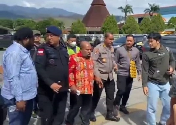 Gubernur Papua Lukas Enembe ditangkap di daerah Abepura, Jayapura, Papua, oleh tim KPK dibantu Polda Papua (foto : ist)