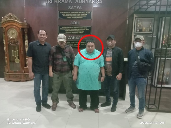 Buronan terpidana kasus korupsi Agung Sulaksana (dalam lingkaran) yang masuk dalam Daftar Pencarian Orang (DPO) saat diamankan Tim Tabur Kejaksaan Agung