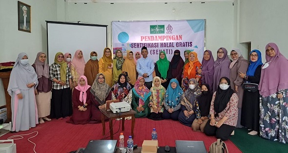 Ketua NU Balikpapan KH Muhlasin bersama kader UMKM NU yang mengikuti pelatihan Sertifikasi Halal dari RRA