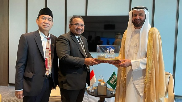 Menag Yaqut Cholil Qoumas menyerahkan cenderamata kepada Menteri Haji dan Umrah Arab Saudi Tawfiq F Al Rabiah setelah kepastian mendapat kuota haji 2023 sebanyak 221 ribu jamaah