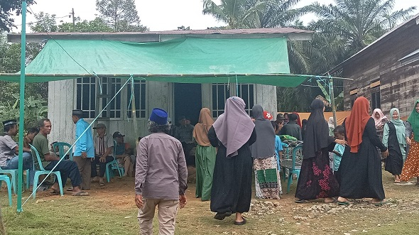 Suasana rumah duka almarhumah Jamariah di Desa Sawit Jaya Long Ikis