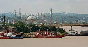 Pemandangan Kota Samarinda dengan Masjid Islamic Center Samarinda