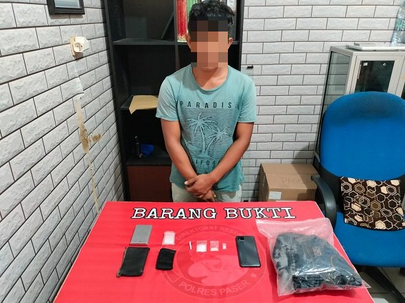 Tersangka beserta barang bukti usai diamankan di Mapolres Paser