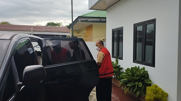 (Tersangka dibawa ke mobil menuju ruamh tahanan Tanah Grogot, Foto : istimewa)
