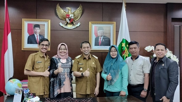 Hadi Mulyadi Ketua Ika Smada beserta pengurus Ika Smada Samarinda