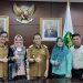 Hadi Mulyadi Ketua Ika Smada beserta pengurus Ika Smada Samarinda
