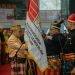 Adam Sinte menerima bendera KKSS dari Ketua BPW KKSS Kaltim H Alimuddin Latief