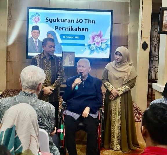 Mantan Gubernur Awang Faroek bernyanyi untuk Wagub dan istri yang merayakan 30 tahun perkawinan