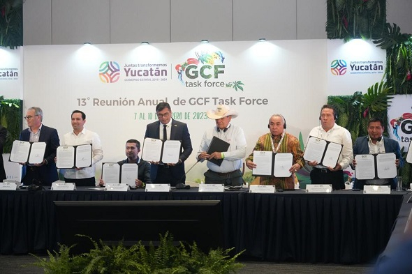 Isran bersama gubernur lainnya menunjukkan dokumen kesepakatan GCFTF di Meksiko