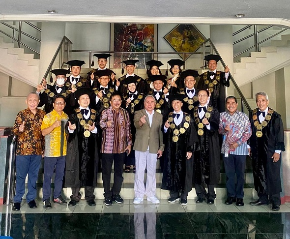 Gubernur Isran Noor bersama pimpinan STIE YKPN Yogyakarta