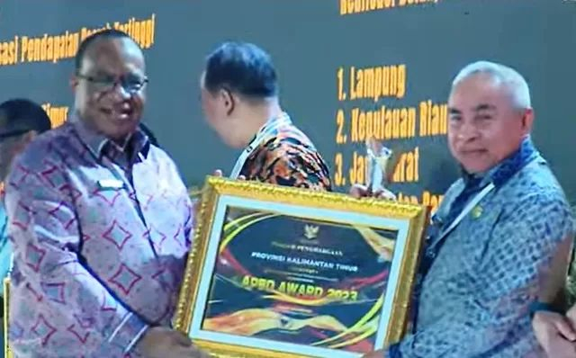 Gubernur Isran menerima APBD Award dari Wamen John Wempi Wetipo