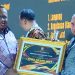 Gubernur Isran menerima APBD Award dari Wamen John Wempi Wetipo