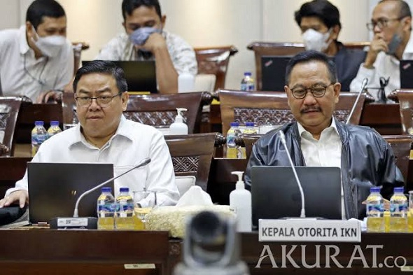 Kepala Otorita IKN Bambang Susantono (kanan)